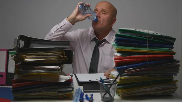 Žíznivý Podnikatel Při Práci Účetnictví Pokoji Pití Pitné Vody — Stock fotografie