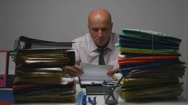 Empresário Preocupado Lendo Documentos Bancários Sala Arquivo Contabilidade — Fotografia de Stock