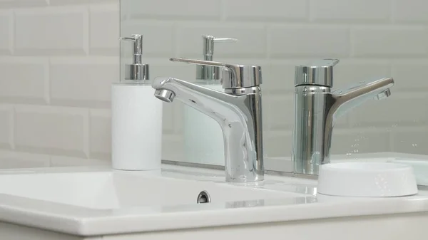 Cuadro Baño Moderno Con Fregadero Grifo Con Agua Corriente — Foto de Stock