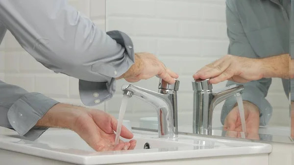 Homem Banheiro Moderno Lave Suas Mãos Com Água Doce Atividade — Fotografia de Stock
