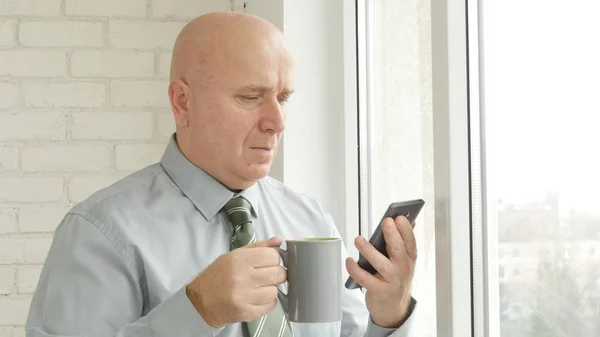 Ontspannen Zakenman Afbeelding Office Kamer Tekst Drinken Koffie — Stockfoto