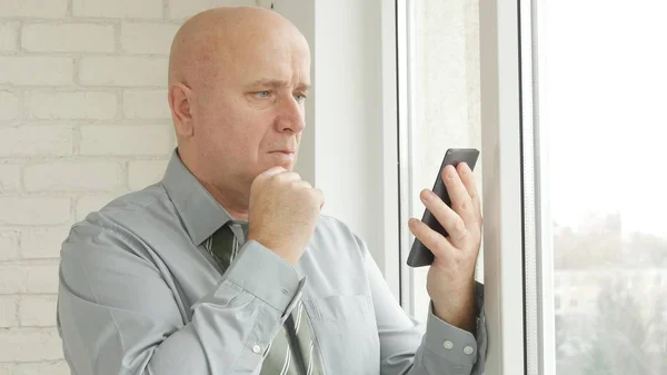 Enttäuschter Geschäftsmann Schreibt Sms Handy — Stockfoto