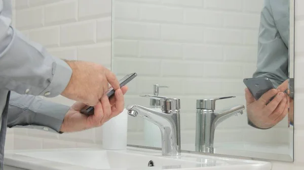 Empresario Baño Moderno Uso Teléfono Móvil Accediendo Mensajes Urgentes Online — Foto de Stock