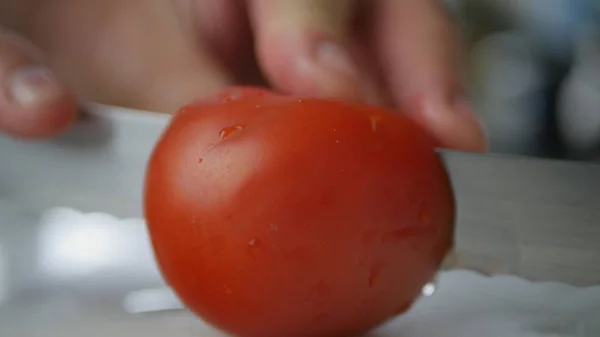 Hombre Corte Mano Con Cuchillo Tomate Por Mitad — Foto de Stock