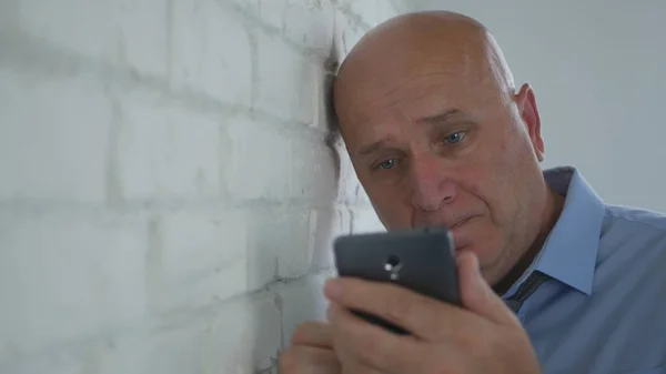 Расстроенный Бизнесмен Выглядит Разочарованным Тексте Сотового Телефона — стоковое фото