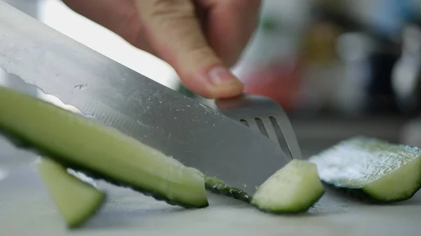 Mannen Köket Skär Gurka Skivor För Fräsch Sallad — Stockfoto