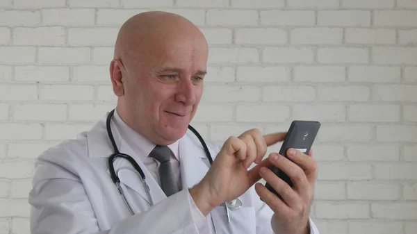 Happy Doctor Image Texto Usando Telefone Celular — Fotografia de Stock