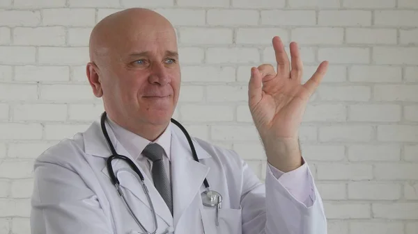Arzt Bild Lächelnd Macht Zeichen Gute Arbeit Handgesten — Stockfoto