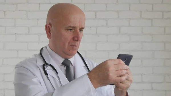 Bilden Med Allvarliga Läkare Texten Med Hjälp Mobiltelefon — Stockfoto