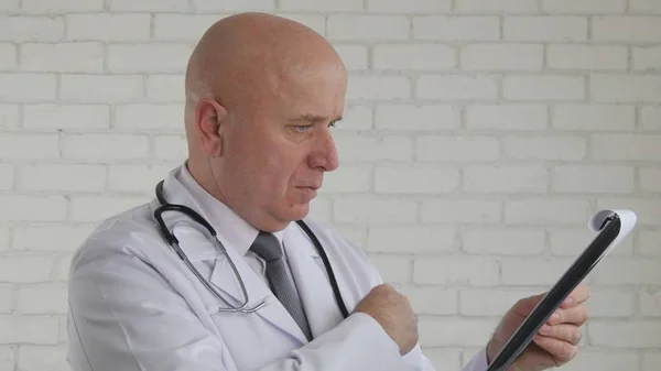 Atividade Médica Preparando Para Escrever Uma Prescrição Médica — Fotografia de Stock