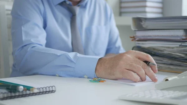 Homme Affaires Travaillant Dans Salle Bureau Avec Des Documents Financiers — Photo