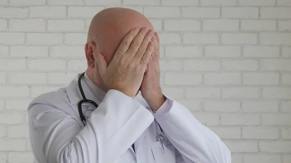 Αναστατωμένος Και Απογοητευμένος Γιατρός Καλύπτει Πρόσωπό Του Χέρια Μια Απελπισμένη — Φωτογραφία Αρχείου