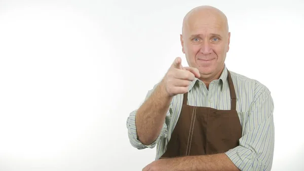 Hombre Feliz Usando Delantal Señalando Con Dedo — Foto de Stock