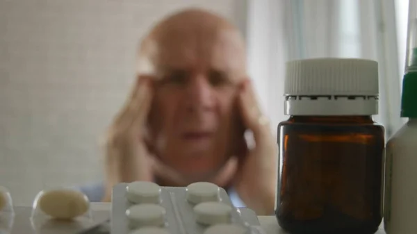 Homem Sofrendo Dor Cabeça Grande Procura Medicação — Fotografia de Stock