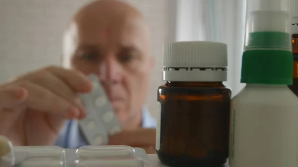 Homem Tomar Remédio Escolha Alguns Comprimidos Mesa — Fotografia de Stock