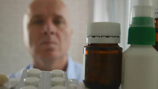 Homem Procura Alguns Comprimidos Médicos Prateleira Farmácia — Fotografia de Stock
