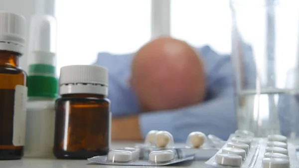 Cansado Pessoa Descansando Com Cabeça Mesa Após Tratamento Médico — Fotografia de Stock