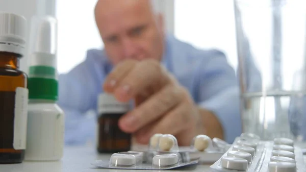 Hombre Tomando Frasco Con Sustancia Medicina Farmacia Estante — Foto de Stock