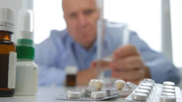 Hombre Toma Vaso Con Agua Busca Pastillas Médicas — Foto de Stock