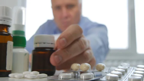 Hombre Toma Medicina Cura Elegir Algunas Píldoras Tabla — Foto de Stock