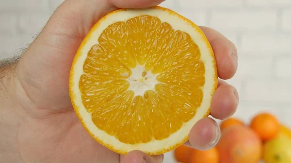 Fechar Homem Mão Espremendo Uma Fruta Laranja Doce Suculenta — Fotografia de Stock