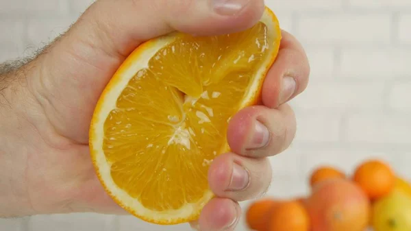 Fechar Homem Mão Espremendo Uma Fruta Laranja Doce Suculenta — Fotografia de Stock