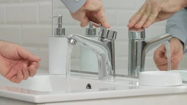 Hombre Baño Moderno Lava Las Manos Con Agua Dulce Actividad — Foto de Stock