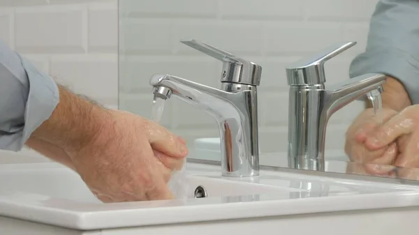 Mann Modernen Badezimmer Wäscht Sich Täglich Die Hände Mit Frischem — Stockfoto