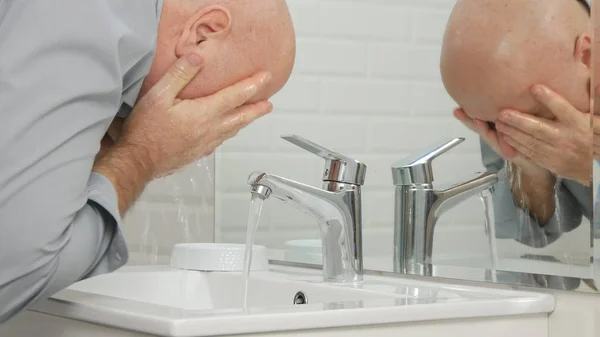 L'uomo in bagno moderno Lavaggio viso con acqua dolce in lavandino — Foto Stock