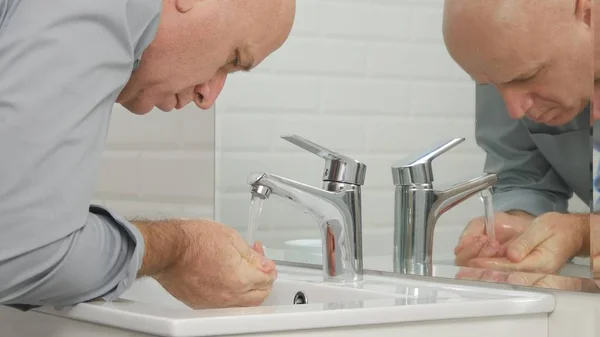 Empresario Oficina Cuarto Baño Lavado Cara Con Agua Dulce Fregadero — Foto de Stock