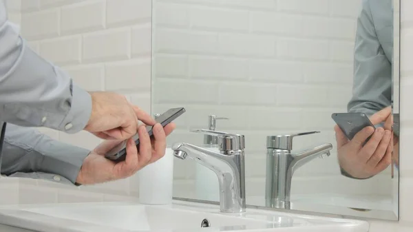 Empresario Baño Moderno Uso Teléfono Móvil Accediendo Mensajes Urgentes Online — Foto de Stock