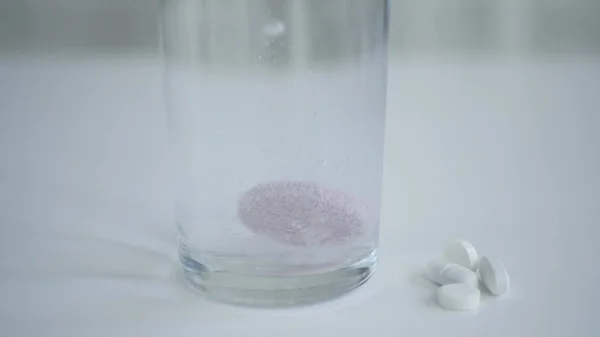 Medicina Píldora Efervescente Disuelta Con Burbujas Vaso Agua — Foto de Stock