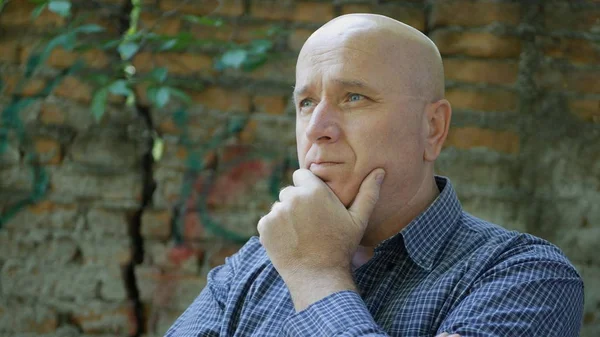 Üzgün ve yalnız insan hayal kırıklığına uğramış ve çaresiz arıyorsunuz