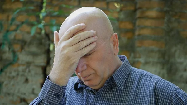 Üzgün ve hayal kırıklığına işadamı olun gergin el hareketleri