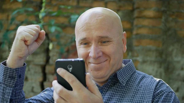 İyi iş el hareketleri mobil p bir işadamı okuma iyi haberler e-posta ile yapılan