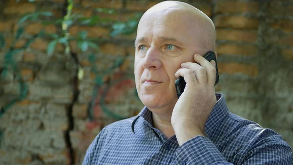 Cep telefonu dışında konuşurken ciddi iş adamı