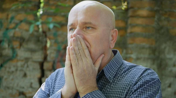 Üzgün ve endişeli bir işadamı Gesticulate sinir ve Dosappointed