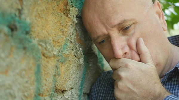 Hayal kırıklığına uğramış ve çaresiz kişi üzgün ve yalnız arıyorsunuz