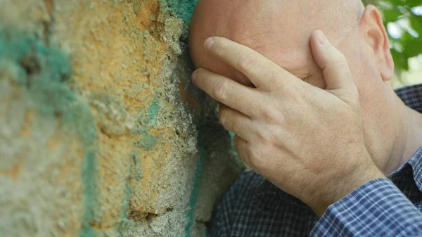 Hayal kırıklığına uğramış ve üzgün işadamı gergin el hareketleri yapmak