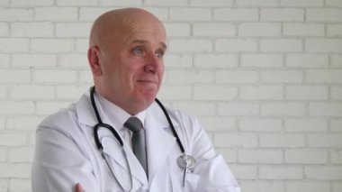 Hayret Doktor gülümseme ve kafa ile yapmak olumsuzluk işareti başını sallamak