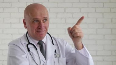 Doktor gülümseme ve yapmak bir antipati el başparmak aşağı işareti jest