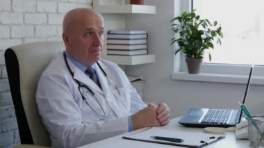 Olumsuz bir yanıt veren kafa ile kabine Hod hastane doktor