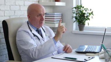 Dinle Doktor ve tıbbi dolapta hiç el hareketleri yapmak