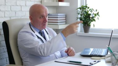 Parmak ile işaret Doktor belirtmek ve dolap bir danışma süreci uyarmak