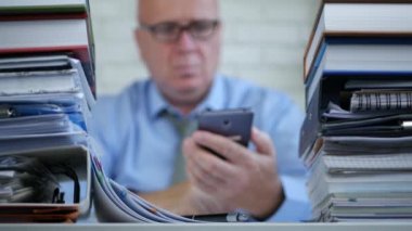 İşadamı bulanık görüntü Smartphone kullanarak bir telefon görüşmesi başlatmak çalışıyor