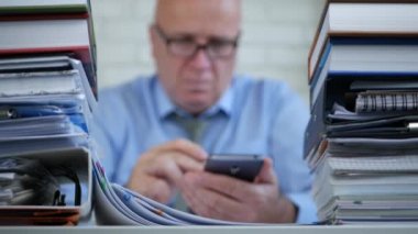 İşadamı belgeleri ve oda ofis sözleşmelerinde görüntü çalışmak bulanık