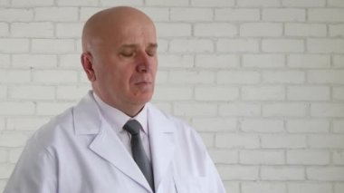 Doktor onun stetoskop bir hasta için hazırlanması düzenlenmesi