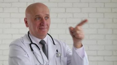 Gülümseyen mutlu bir arkadaşça jest parmak işaret doktor