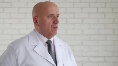 Doktor görüntü tıbbi odada giysilerini düzenlenmesi