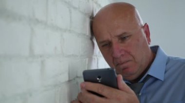 Cep telefonu kullanarak üzücü işadamı metin